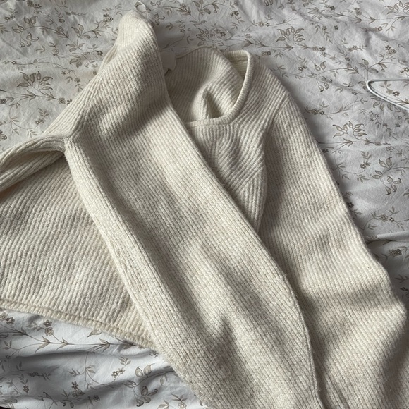 H&M white sweater top - Picture 4 of 5